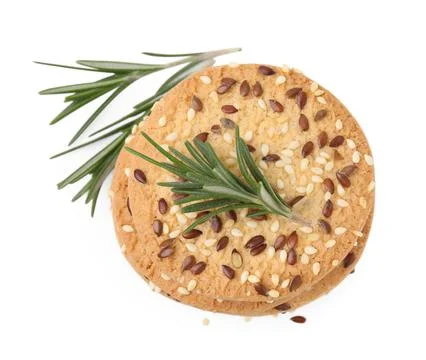 Stack of round cereal crackers with flax, sunflower, sesame seeds and rosem.. Stockfoto's