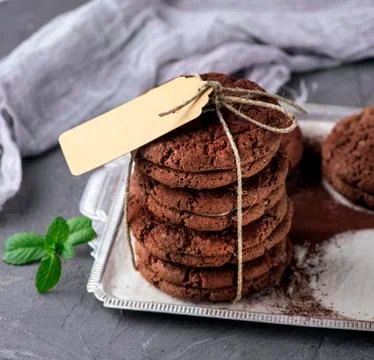 Stack of round chocolate chip cookies tied with a rope Stock-Fotos