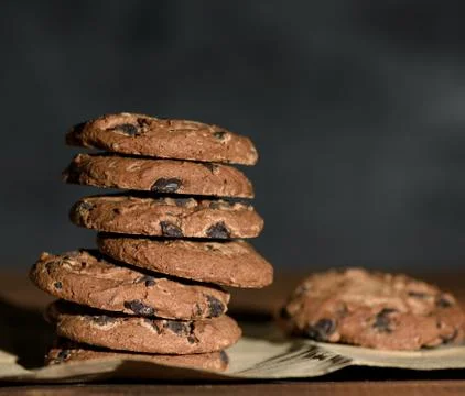 Stack of round chocolate chip cookies on brown paper Stockfoto's