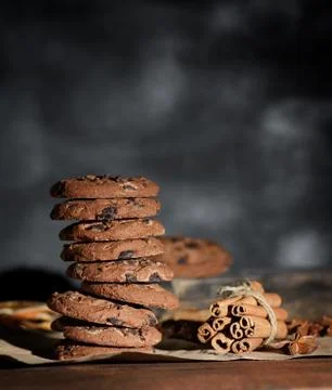 Stack of round chocolate chip cookies Stock-Fotos