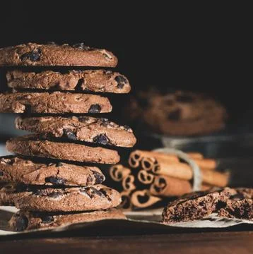 Stack of round chocolate chip cookies on brown paper Stock-Fotos