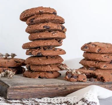 Stack of round chocolate chip cookies Stock-Fotos