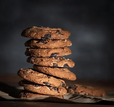 Stack of round chocolate chip cookies on brown paper Foto stock