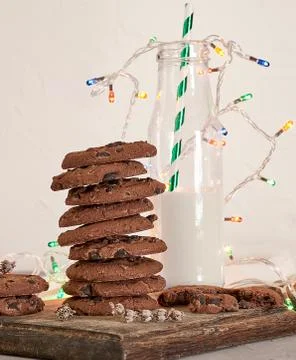 Stack of round chocolate chip cookies on a brown wooden board Stock-Fotos