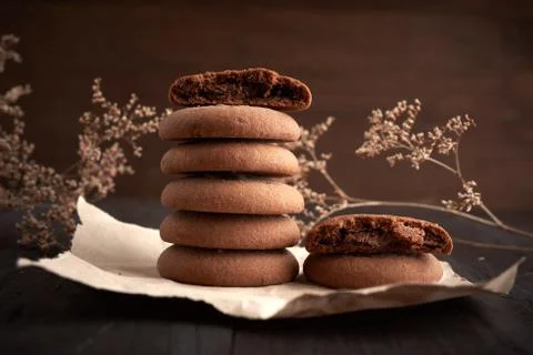 Stack of round chocolate chip cookies on brown kraft paper Stock-Fotos