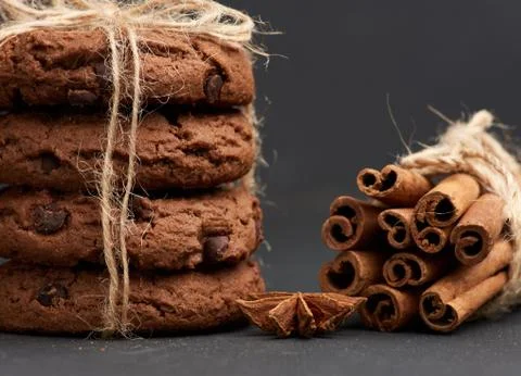 Stack of round chocolate chip cookies tied with a rope on a black board Stockfoto's