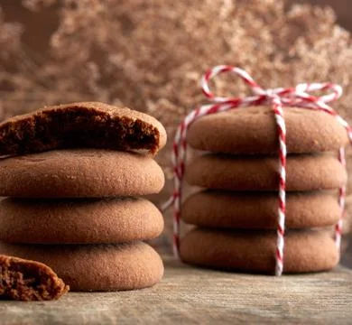 Stack of round chocolate chip cookies tied with a rope on a brown board Foto stock