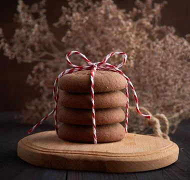 Stack of round chocolate chip cookies tied with a rope on a brown board st... Foto stock