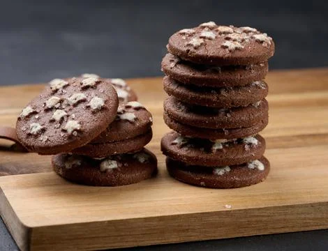 Stack of round chocolate cookies on a black background Stock-Fotos