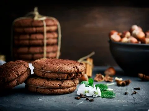 Stack of round chocolate cookies with cream Stockfoto's