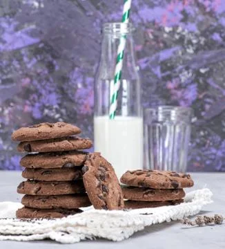 Stack of round chocolate cookies Stockfoto's