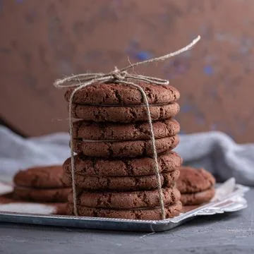 Stack of round chocolate cookies Fotos Stock