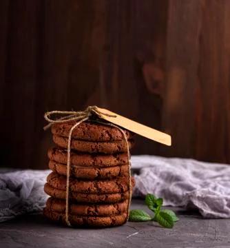 A stack of round chocolate cookies tied with a rope Stock-Fotos