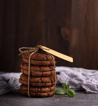 A stack of round chocolate cookies tied with a rope a stack of round choco... Stockfoto's