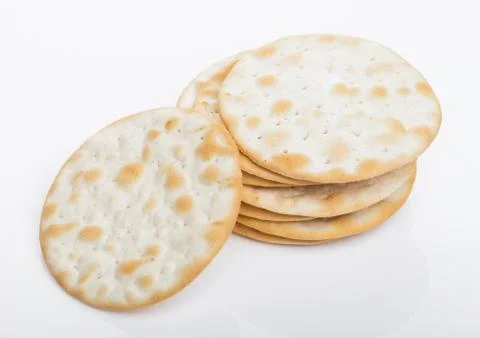 Stack of round organic crispy salty crackers on white background. Foto stock