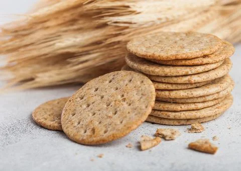 Stack of round organic crispy wheat and corn flatbread crackers with sesame Foto stock