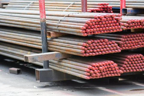 Stack of round steel bar material for jack rots in slip form. Foto stock