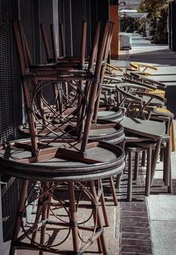 Stack of Round table and Dark green (Khaki color), Yellow plastic chairs ar.. Stockfoto's