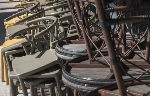 Stack of Round table and Dark green (Khaki color), Yellow plastic chairs ar.. Stock-Fotos