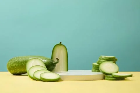 A stack of round winter melon slices displayed with a white podium. Winter me Fotos Stock