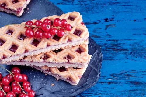 Stack of shortbread cookie with red currant jam. Foto stock