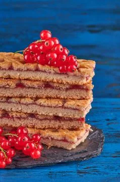 Stack of shortbread cookie with red currant jam. Foto stock