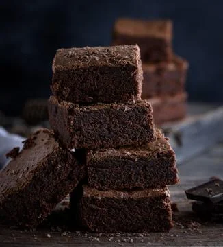 Stack of square pieces of baked brown brownie pie Foto stock