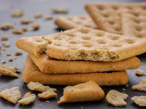 Stack of square salt crackers stack of square crackers with pieces and cru... Foto stock
