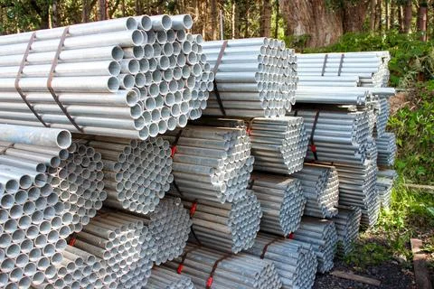 Stack of stainless steel round pipes. Metal pipes background Stock-Fotos