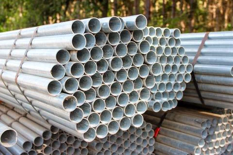 Stack of stainless steel round pipes. Metal pipes background Stock-Fotos