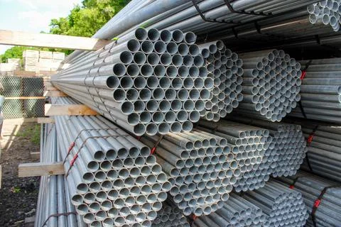 Stack of stainless steel round pipes. Metal pipes background Stock-Fotos