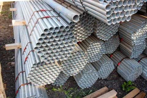 Stack of stainless steel round pipes. Metal pipes background Stock-Fotos