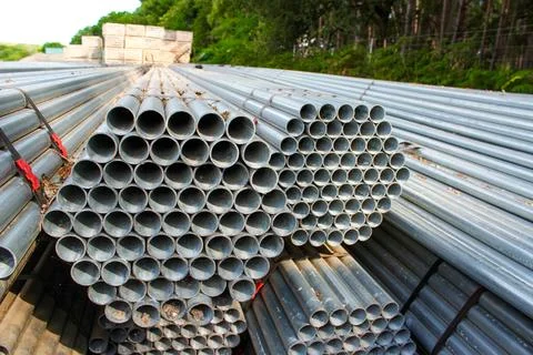 Stack of stainless steel round pipes. Metal pipes background Stockfoto's