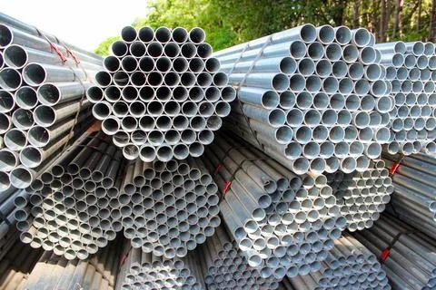 Stack of stainless steel round pipes. Metal pipes background Foto stock