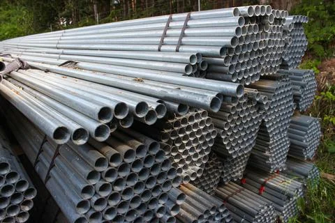 Stack of stainless steel round pipes. Metal pipes background Stock-Fotos