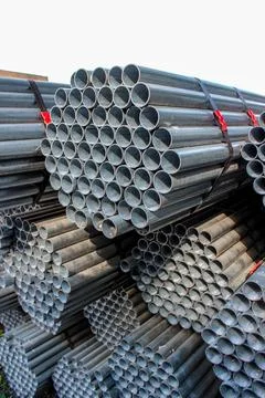 Stack of stainless steel round pipes. Metal pipes background Stockfoto's