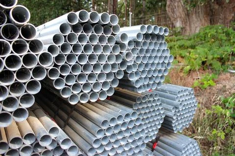 Stack of stainless steel round pipes. Metal pipes background Stock-Fotos