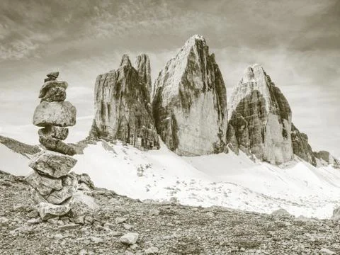 Stack of stones with mountain landscape along Alps peaks Foto stock