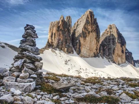Stack of stones with mountain landscape along Alps peaks Foto stock