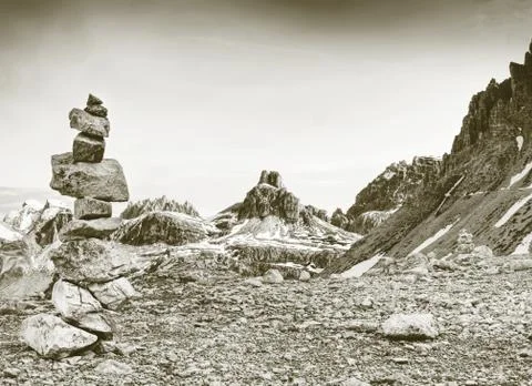 Stack of stones with mountain landscape along Alps peaks Foto stock