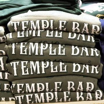 Stack of sweatshirts with Temple Bar writing in a shop in the neighborhood .. Stock Photos