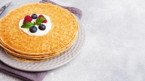 A stack of thin pancakes on a plate. Copy space. Foto stock