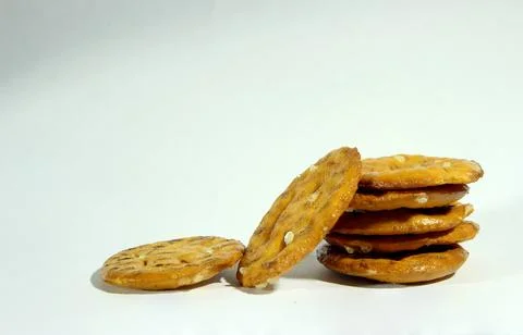 Stack of thin sea salt cracker chips Foto stock