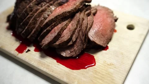 Stack of thin slices of roast beef with blood lies on a cutting board Vídeo Stock 268782181