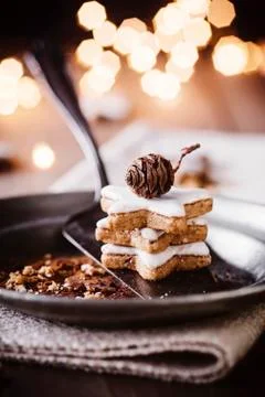 Stack of three cinnamon stars on plate Stockfoto's