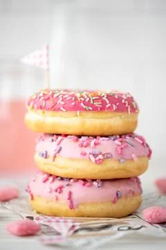 A stack of three donuts in glaze Stockfoto's