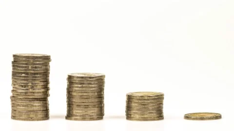 Stack of three piles of gold cash coins decreasing 库存影片 154464215