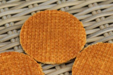 Stack of traditional dutch stroopwafels cookie, a caramel syrup waffle, on wo Foto stock
