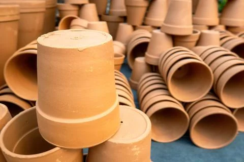 Stack of unpainted clay pots Foto stock