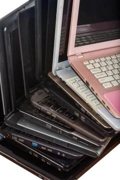 Stack of used laptops in different colors and models. T Foto stock